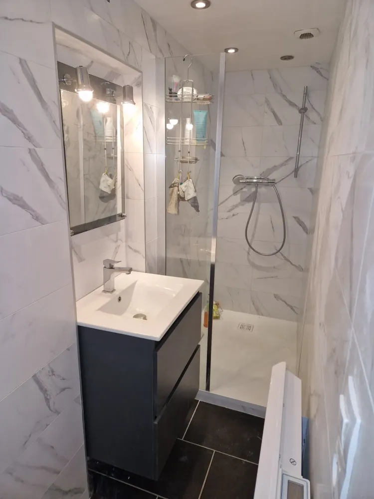 Salle de bain carrelage marbre
